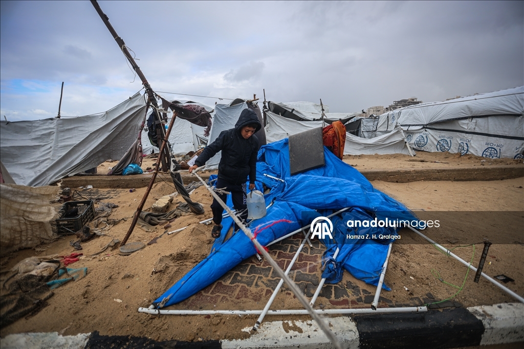 Непогода разрушила палатки палестинцев в Газе