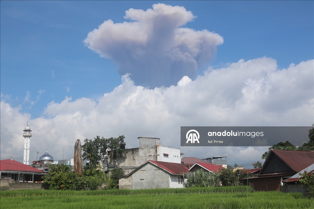 Вулкан Мерапи в Индонезии вновь выбросил пепел