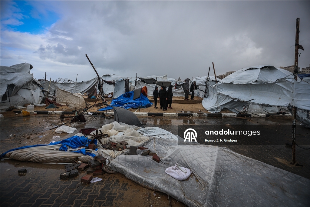 Непогода разрушила палатки палестинцев в Газе