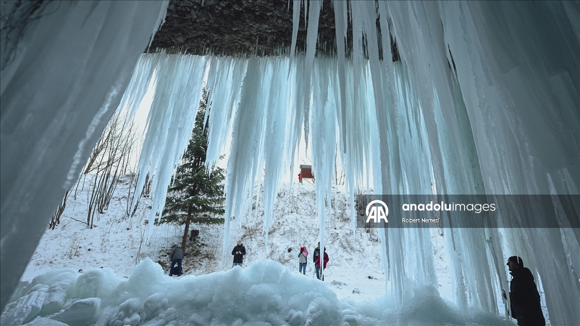 Slovakya’nın Siklava Skala bölgesindeki buz şelalesi ziyaretçilerin ilgisini çekiyor