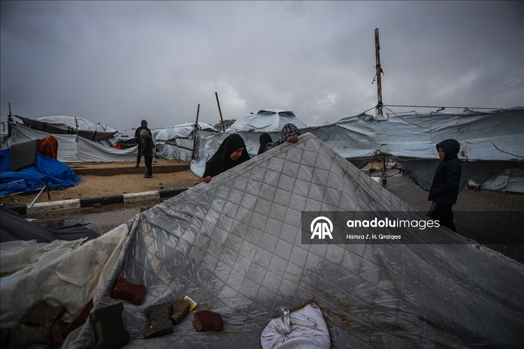 Непогода разрушила палатки палестинцев в Газе