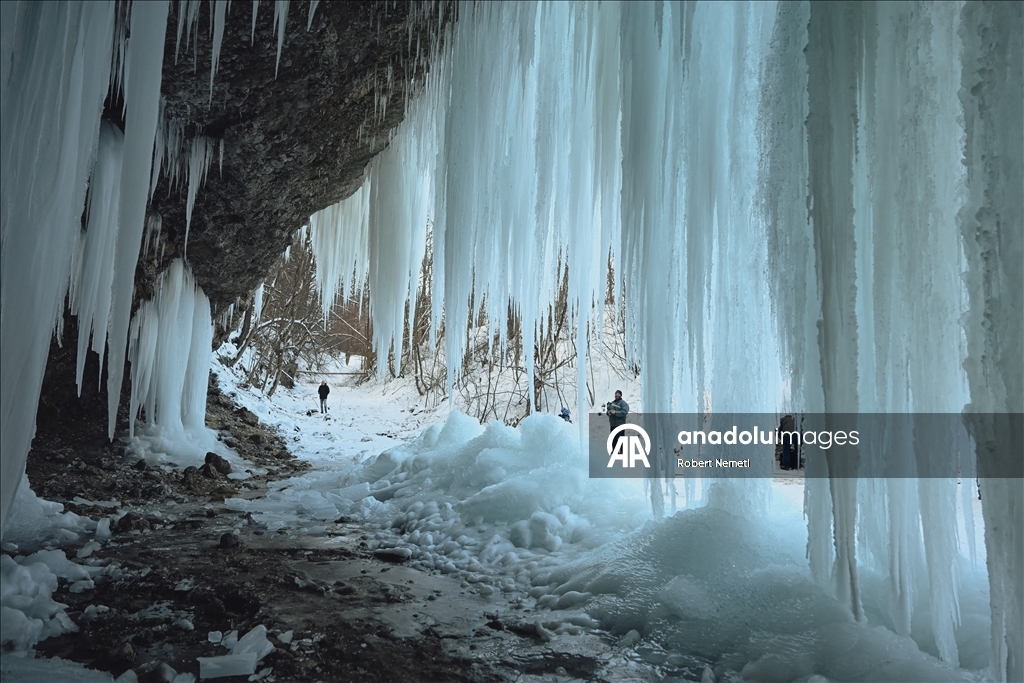 Slovakya’nın Siklava Skala bölgesindeki buz şelalesi ziyaretçilerin ilgisini çekiyor