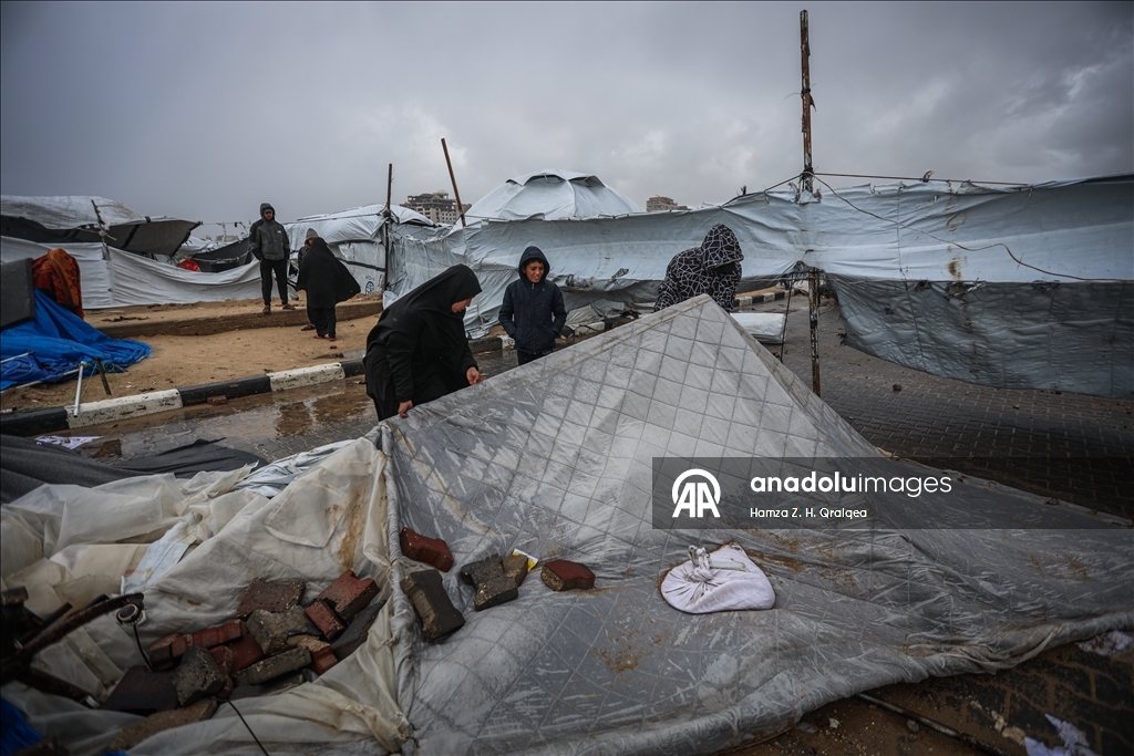 Непогода разрушила палатки палестинцев в Газе
