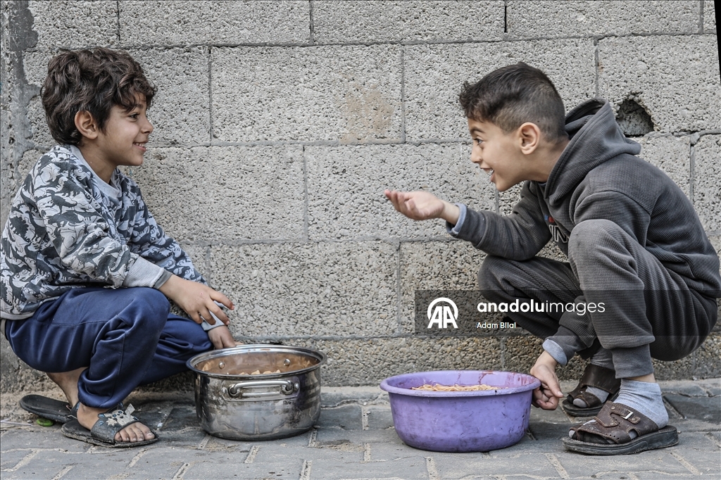 Gazze'de yerinden edilmiş Filistinlilere sıcak yemek dağıtımı yapıldı