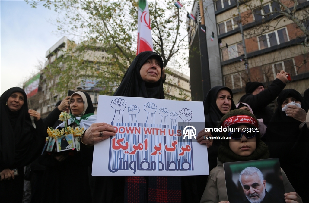 إيران.. تشييع 100 عنصر أمن في طهران قتلوا خلال الاحتجاجات