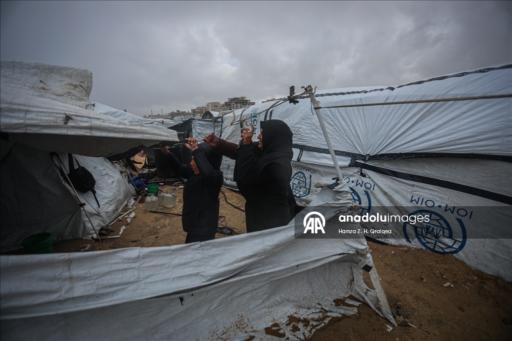Непогода разрушила палатки палестинцев в Газе