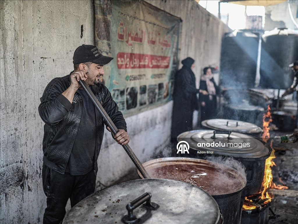 Gazze'de yerinden edilmiş Filistinlilere sıcak yemek dağıtımı yapıldı