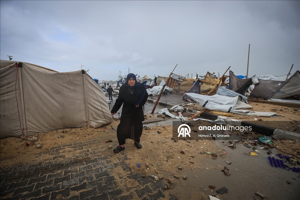 Непогода разрушила палатки палестинцев в Газе