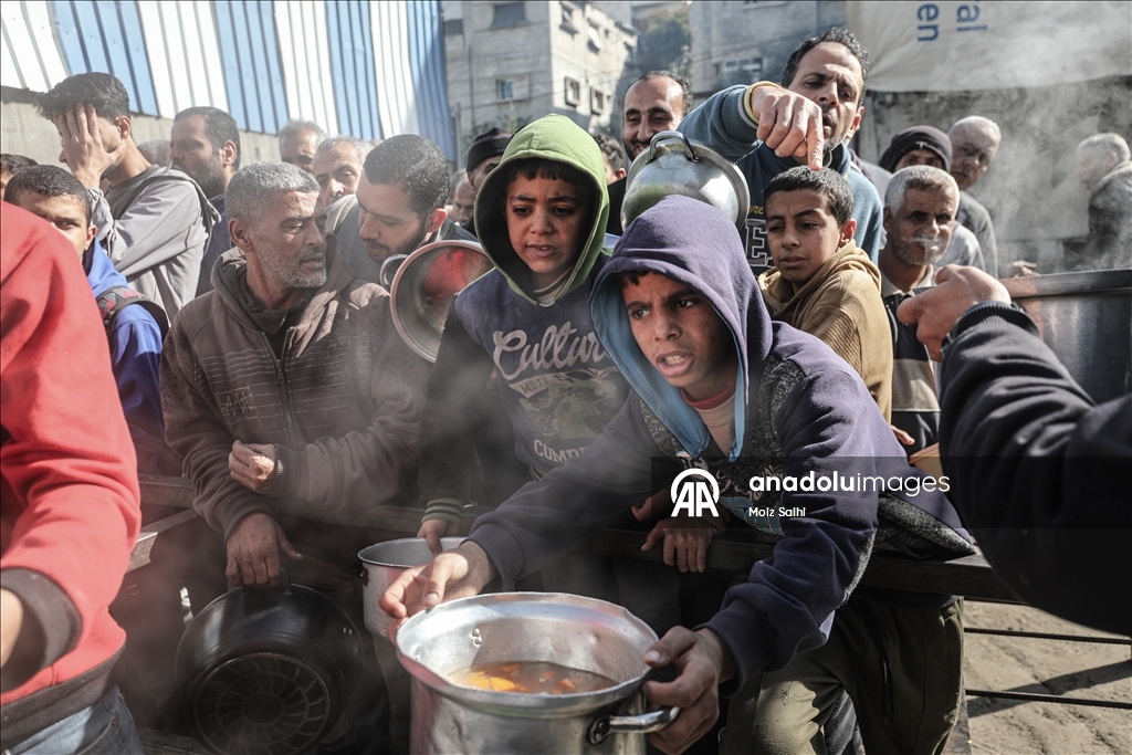 В Газе организована раздача горячей пищи для перемещенных лиц