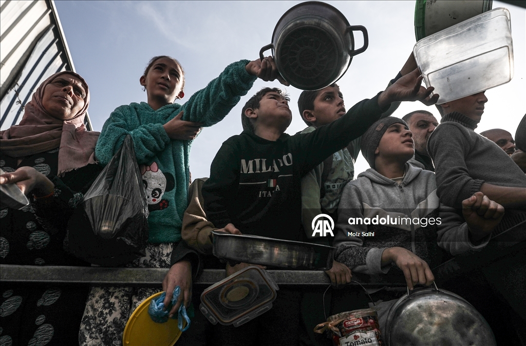 В Газе организована раздача горячей пищи для перемещенных лиц
