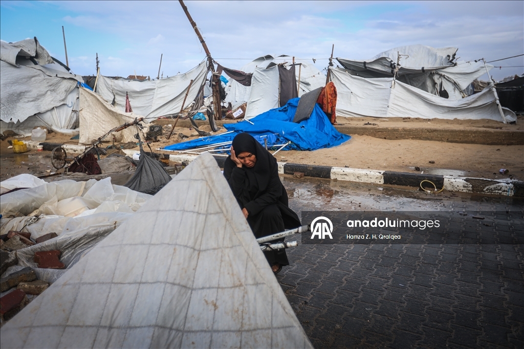 Непогода разрушила палатки палестинцев в Газе