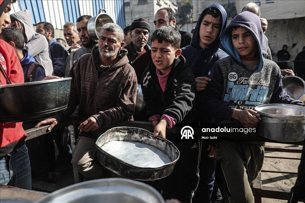 В Газе организована раздача горячей пищи для перемещенных лиц