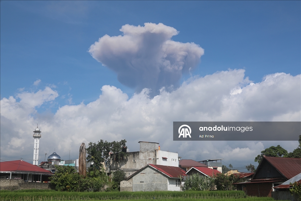 Вулкан Мерапи в Индонезии вновь выбросил пепел