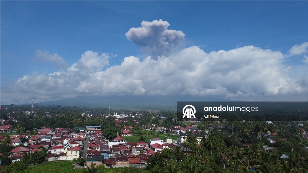 Вулкан Мерапи в Индонезии вновь выбросил пепел