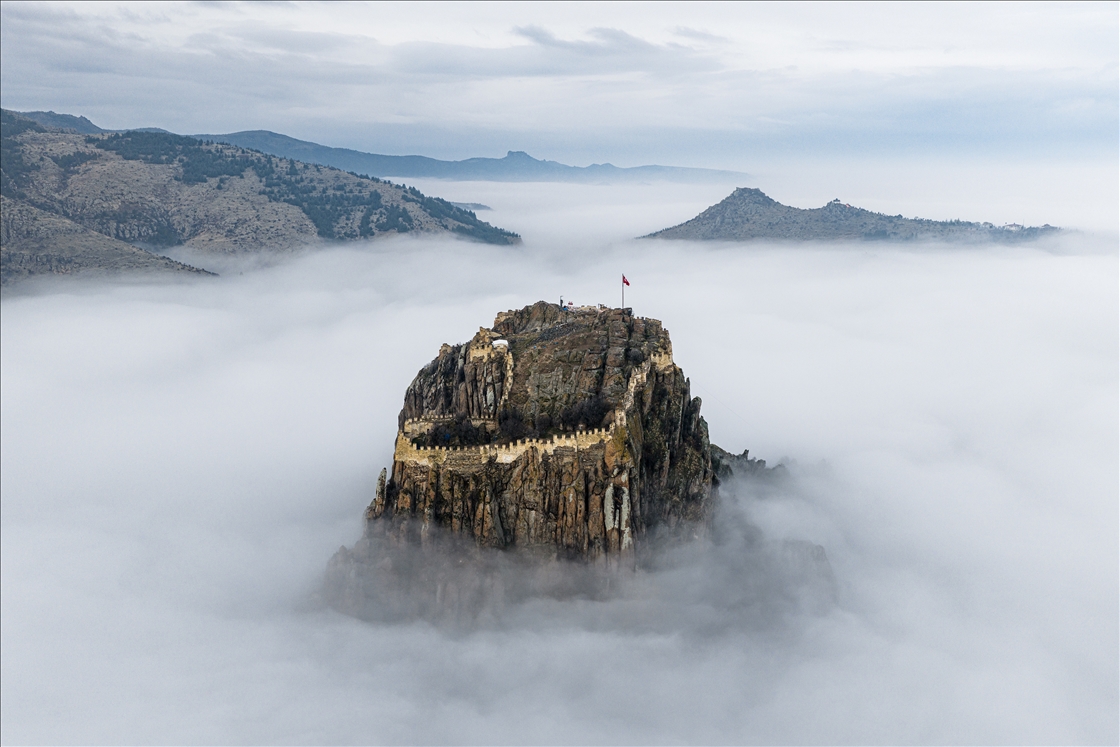 Афьонхисарскую крепость запечатлели в ранние утренние часы в тумане