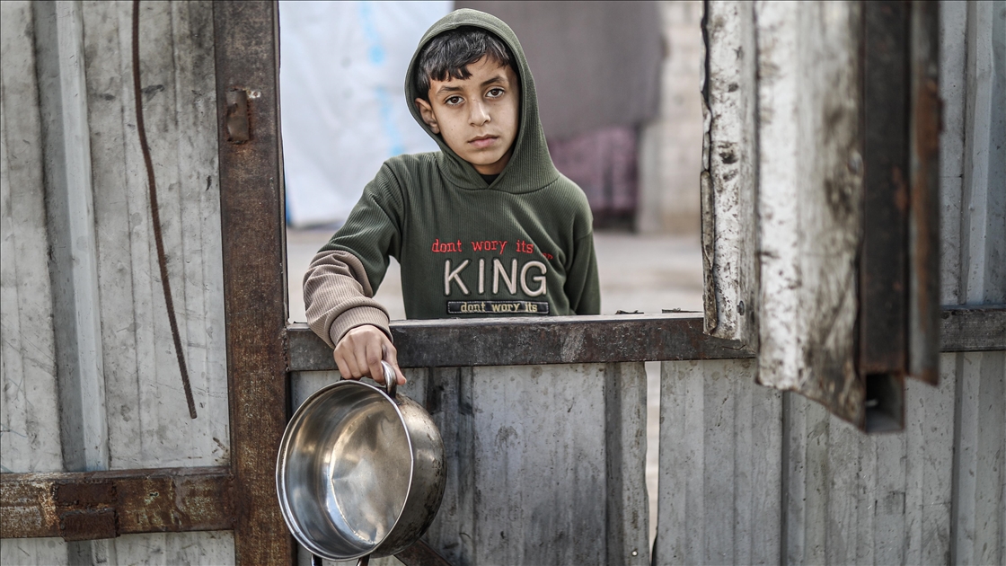 Gazze'de yerinden edilmiş Filistinlilere sıcak yemek dağıtımı yapıldı