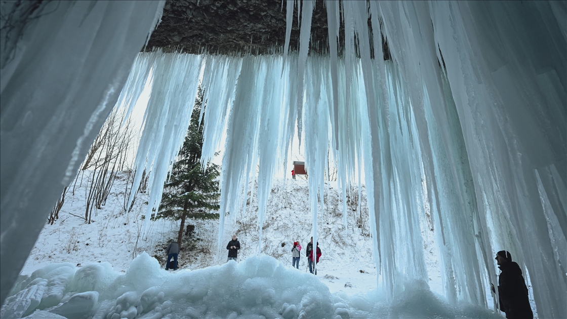 Slovakya’nın Siklava Skala bölgesindeki buz şelalesi ziyaretçilerin ilgisini çekiyor