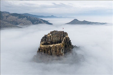 Афьонхисарскую крепость запечатлели в ранние утренние часы в тумане