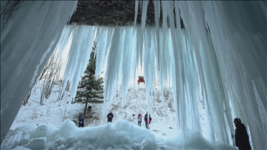 Slovakya’nın Siklava Skala bölgesindeki buz şelalesi ziyaretçilerin ilgisini çekiyor
