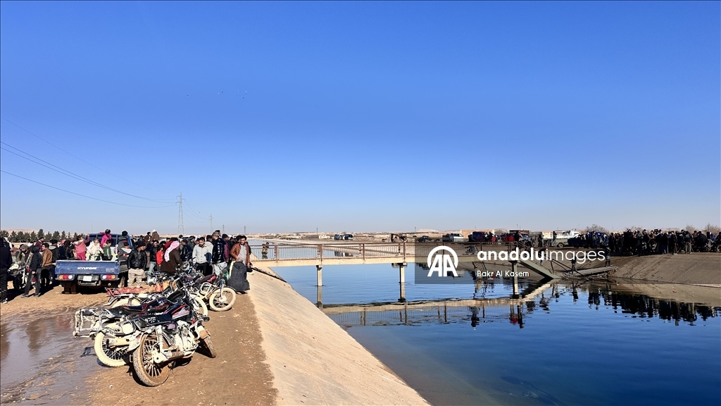 Suriye’nin Deyr Hafir-Meskene hattında siviller güvenli tahliye için bölgeden çıkmaya çalışıyor