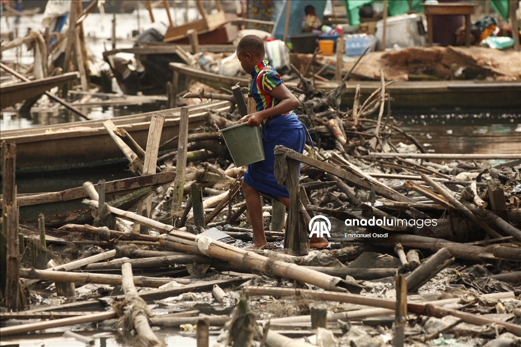 Nijerya'da hükümet tarafından evleri yıkılan yerli halk kanolarda yaşam mücadelesi veriyor 1