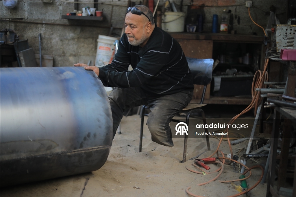 ساق ناقصة وإرادة كاملة.. حداد فلسطيني يتحدى تداعيات الحرب والإعاقة بغزة