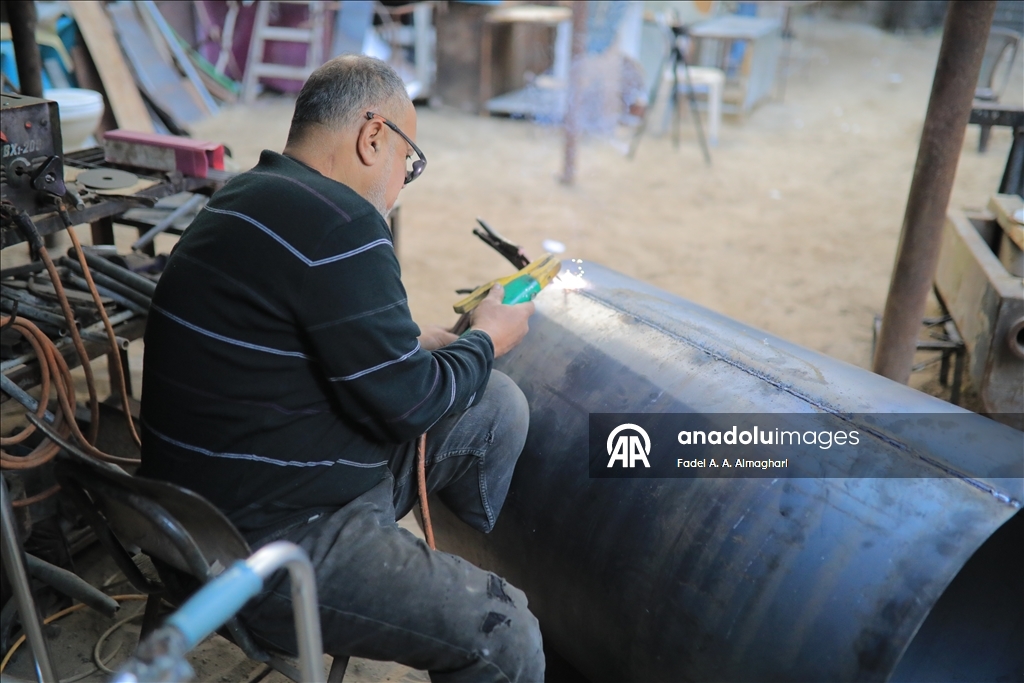 ساق ناقصة وإرادة كاملة.. حداد فلسطيني يتحدى تداعيات الحرب والإعاقة بغزة