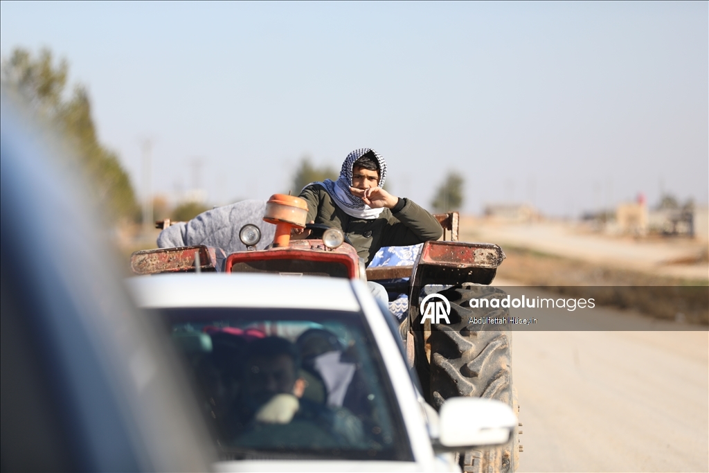 Suriye’nin Deyr Hafir-Meskene hattında siviller güvenli tahliye için bölgeden çıkmaya çalışıyor