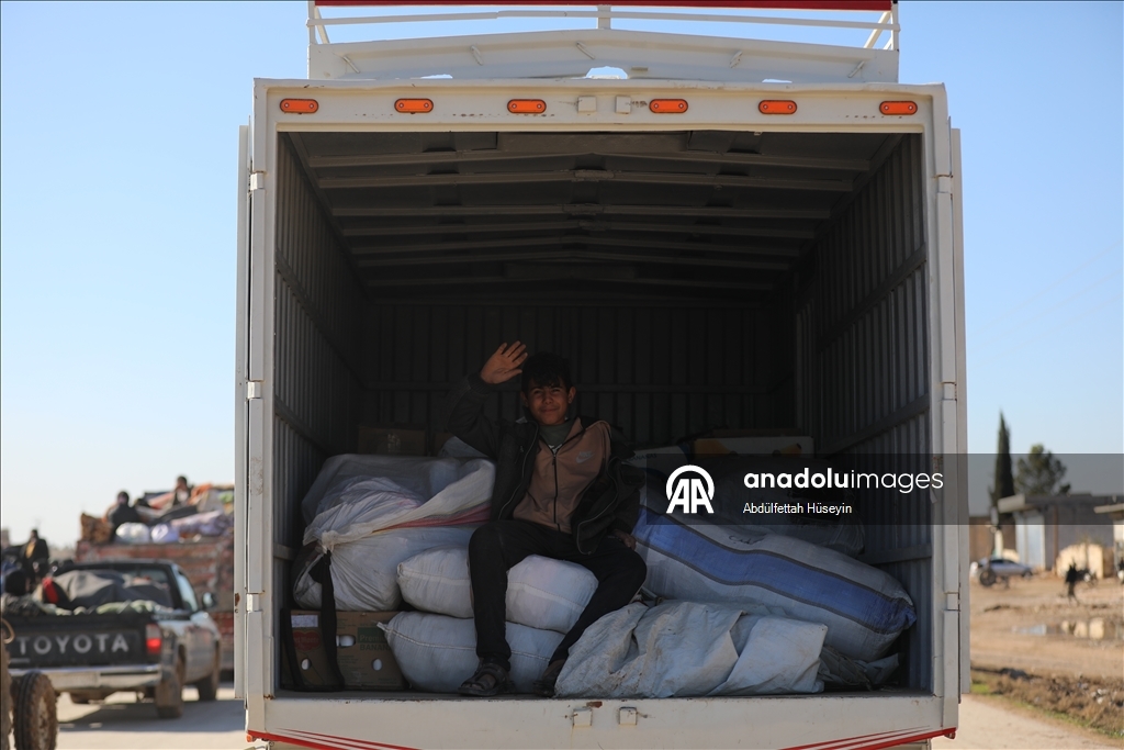 Suriye’nin Deyr Hafir-Meskene hattında siviller güvenli tahliye için bölgeden çıkmaya çalışıyor