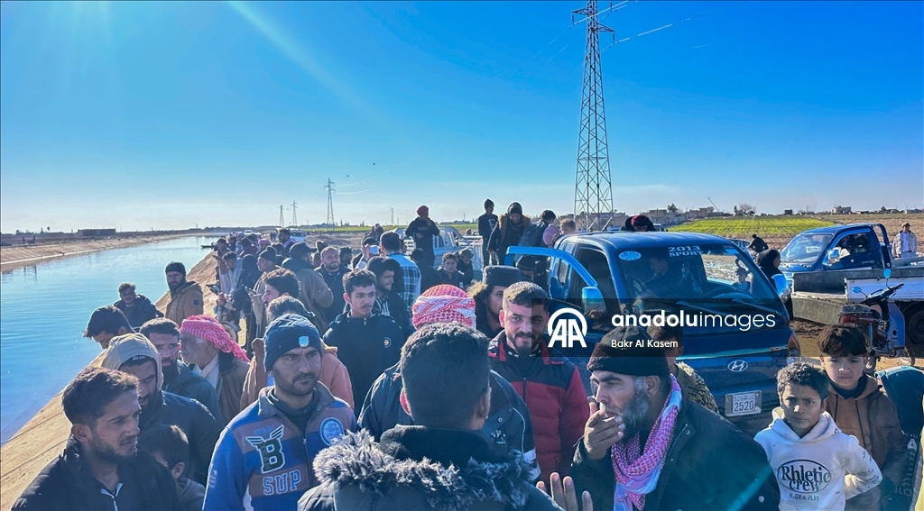 Suriye’nin Deyr Hafir-Meskene hattında siviller güvenli tahliye için bölgeden çıkmaya çalışıyor