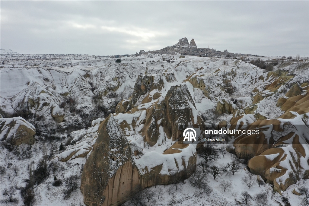 Kapadokya'daki peribacaları kar yağışının ardından beyaz örtüyle kaplandı