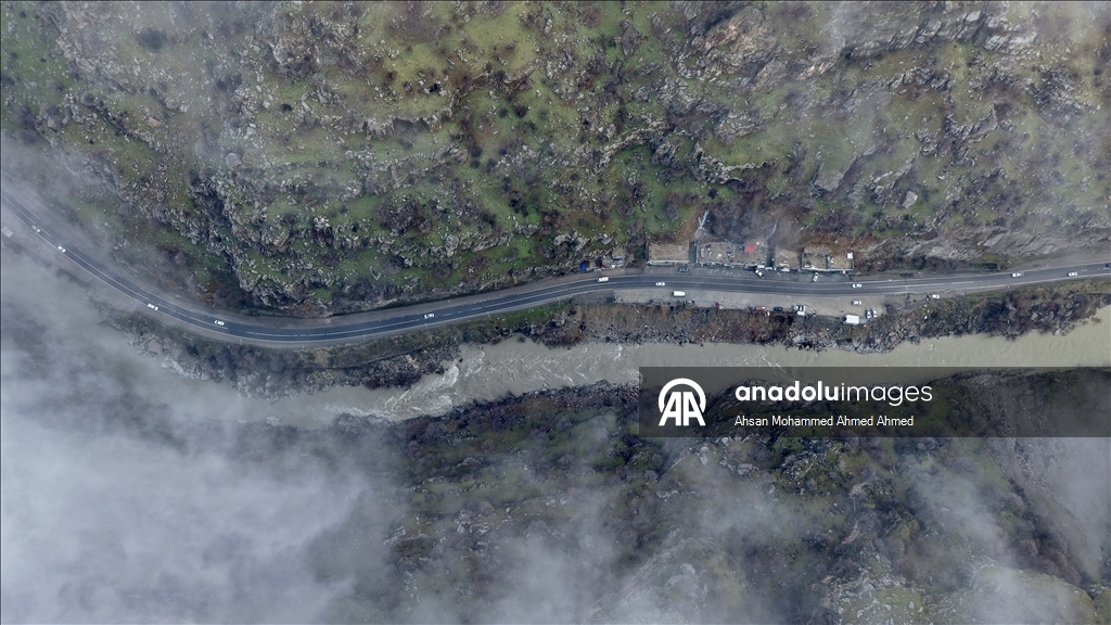 العراق.. أجواء الثلوج والضباب تشكل لوحات فنية رائعة على جبال "أربيل"