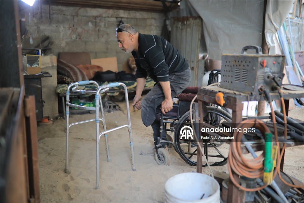 ساق ناقصة وإرادة كاملة.. حداد فلسطيني يتحدى تداعيات الحرب والإعاقة بغزة