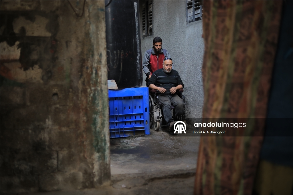 ساق ناقصة وإرادة كاملة.. حداد فلسطيني يتحدى تداعيات الحرب والإعاقة بغزة