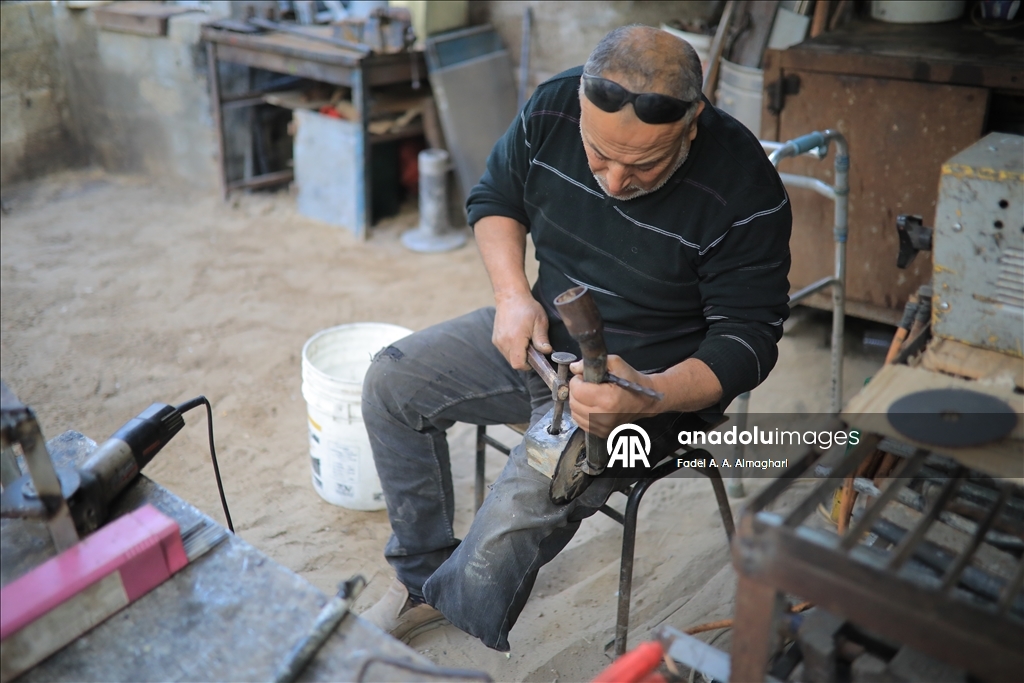 ساق ناقصة وإرادة كاملة.. حداد فلسطيني يتحدى تداعيات الحرب والإعاقة بغزة