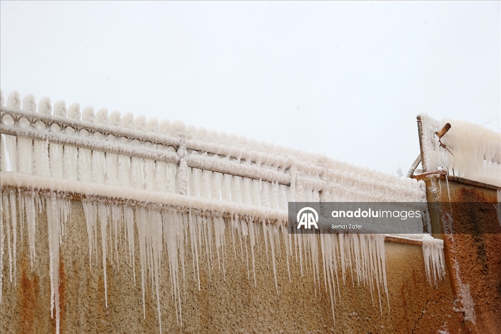 "Sivas'ın Pamukkale"si Altınkale'de buz sarkıtları oluştu