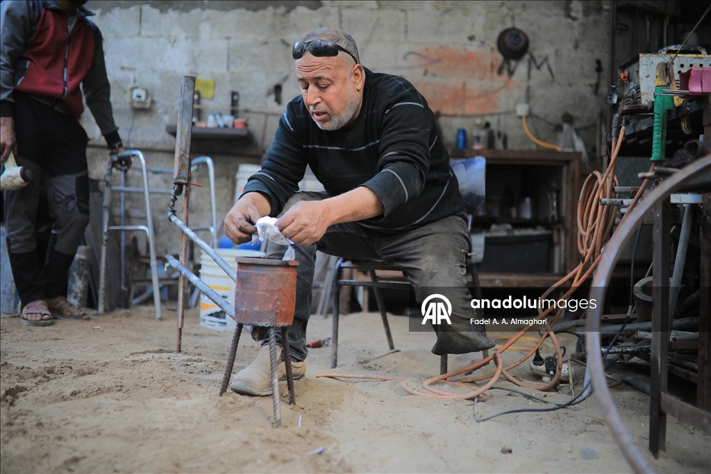 ساق ناقصة وإرادة كاملة.. حداد فلسطيني يتحدى تداعيات الحرب والإعاقة بغزة