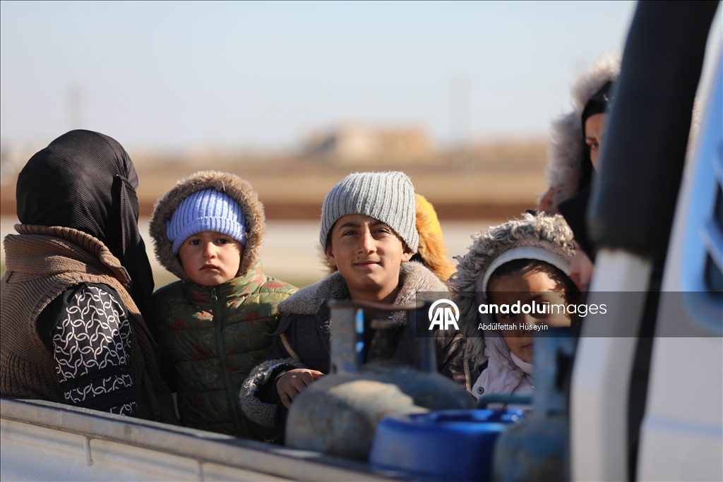 Suriye’nin Deyr Hafir-Meskene hattında siviller güvenli tahliye için bölgeden çıkmaya çalışıyor