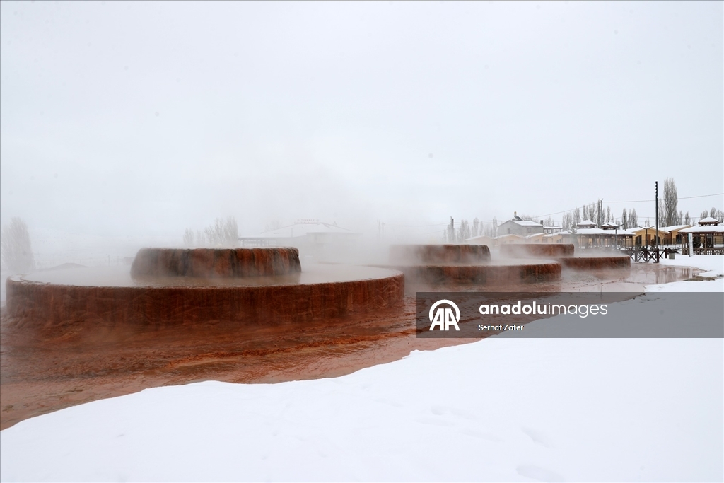 "Sivas'ın Pamukkale"si Altınkale'de buz sarkıtları oluştu