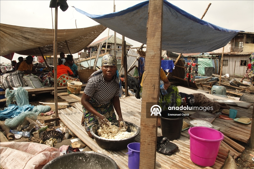 Nijerya'da hükümet tarafından evleri yıkılan yerli halk kanolarda yaşam mücadelesi veriyor 8