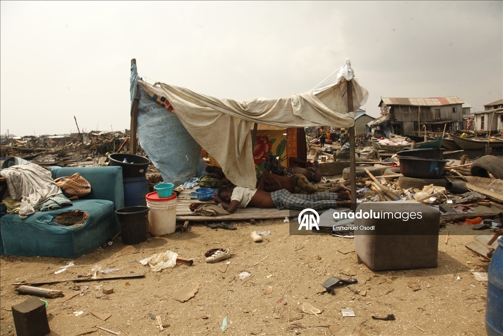Nijerya'da hükümet tarafından evleri yıkılan yerli halk kanolarda yaşam mücadelesi veriyor 3