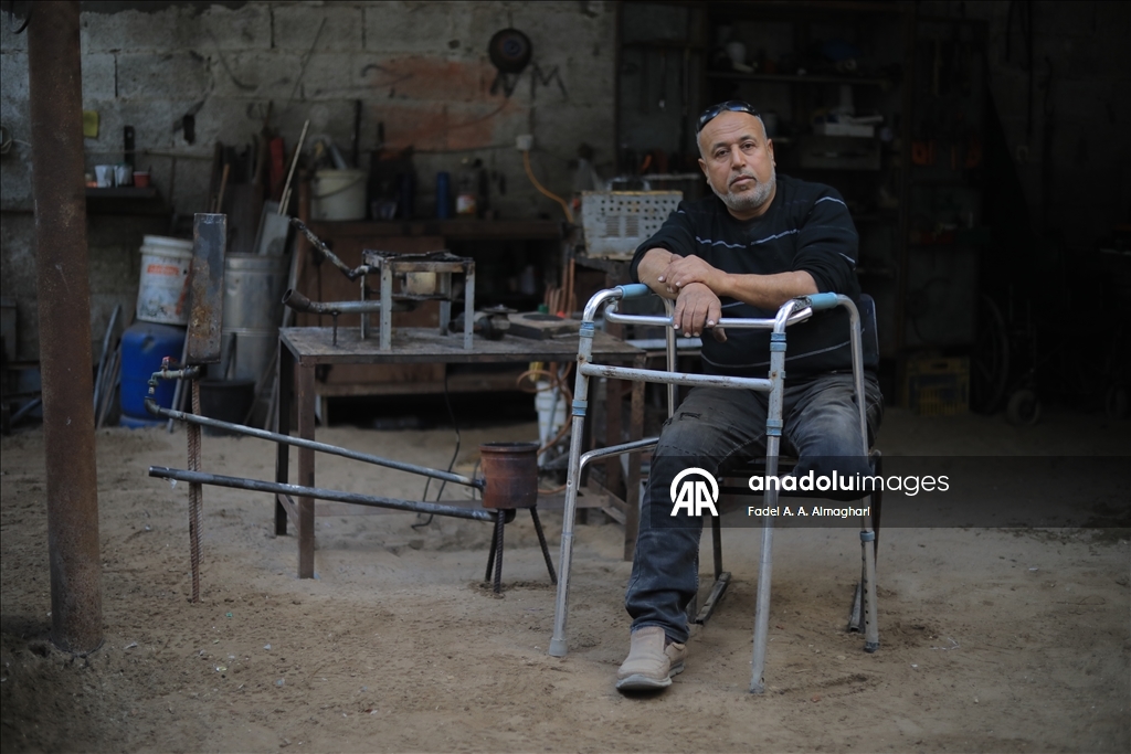 ساق ناقصة وإرادة كاملة.. حداد فلسطيني يتحدى تداعيات الحرب والإعاقة بغزة