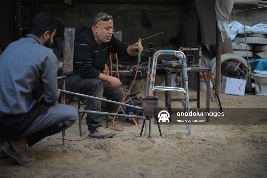 ساق ناقصة وإرادة كاملة.. حداد فلسطيني يتحدى تداعيات الحرب والإعاقة بغزة