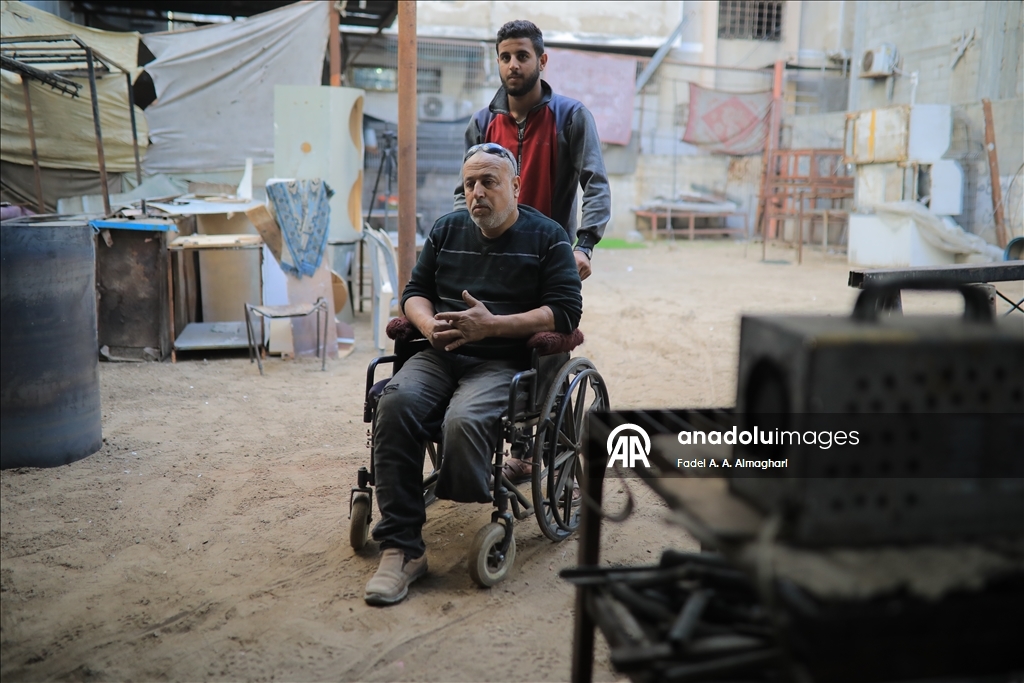 ساق ناقصة وإرادة كاملة.. حداد فلسطيني يتحدى تداعيات الحرب والإعاقة بغزة