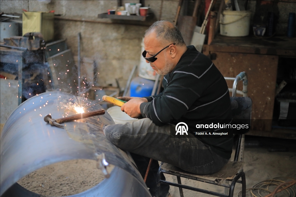 ساق ناقصة وإرادة كاملة.. حداد فلسطيني يتحدى تداعيات الحرب والإعاقة بغزة