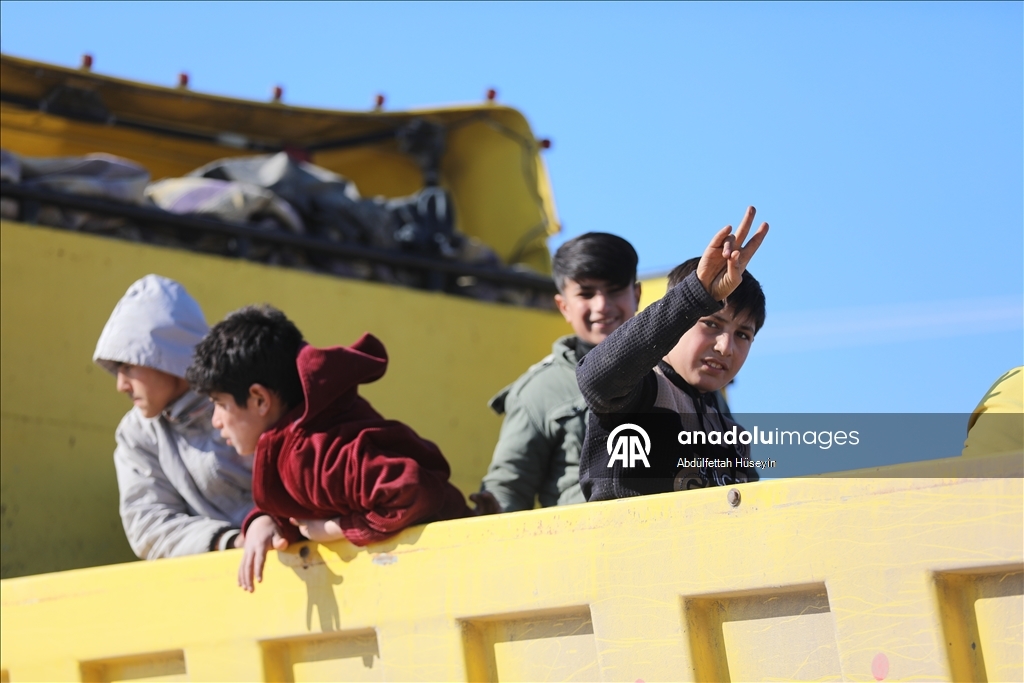 Suriye’nin Deyr Hafir-Meskene hattında siviller güvenli tahliye için bölgeden çıkmaya çalışıyor