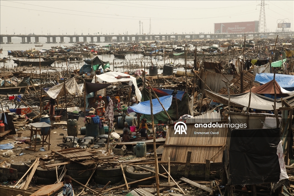Nijerya'da hükümet tarafından evleri yıkılan yerli halk kanolarda yaşam mücadelesi veriyor 13