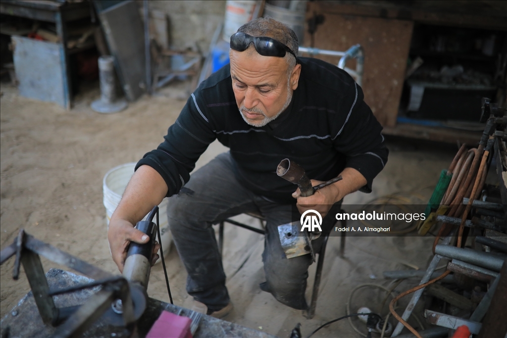 ساق ناقصة وإرادة كاملة.. حداد فلسطيني يتحدى تداعيات الحرب والإعاقة بغزة