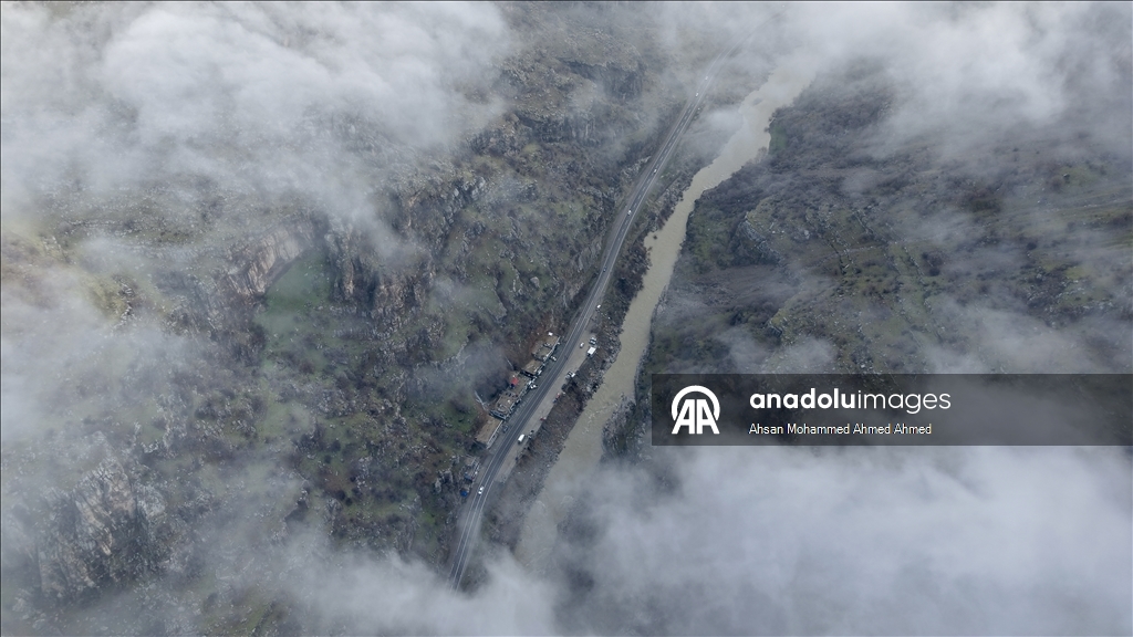 العراق.. أجواء الثلوج والضباب تشكل لوحات فنية رائعة على جبال "أربيل"