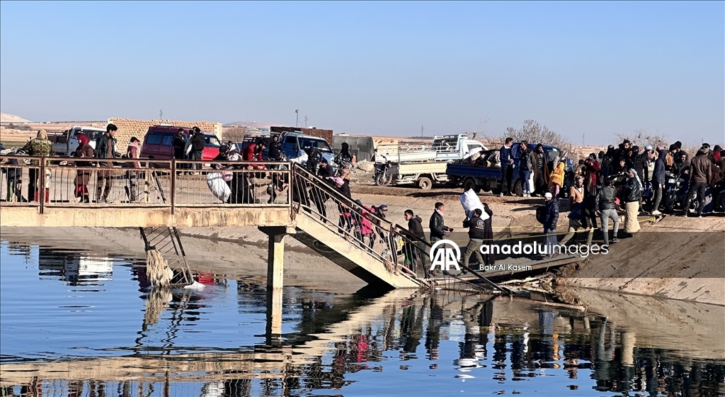 Suriye’nin Deyr Hafir-Meskene hattında siviller güvenli tahliye için bölgeden çıkmaya çalışıyor